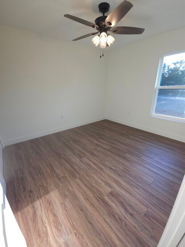 Building Photo - 742 W Deacon Pl