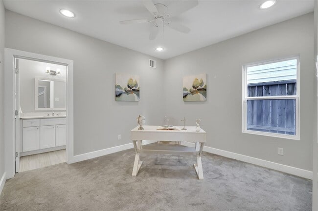 Building Photo - Stunning Like New Townhome Close to Med Center!