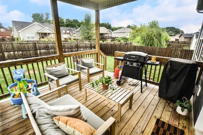 Building Photo - Pet Friendly Three Bedroom!