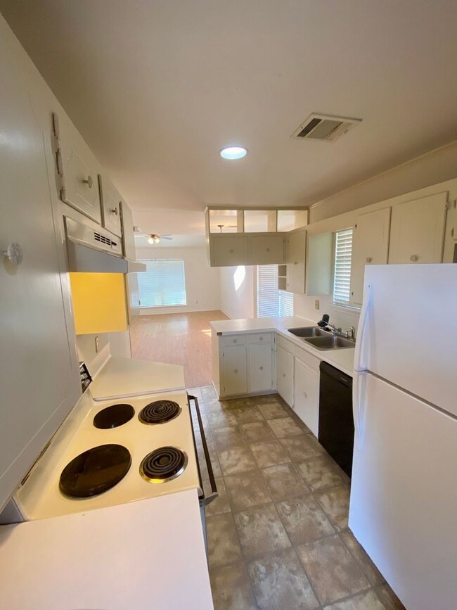 Building Photo - ** AVAILABLE NOW ** EASTWOOD ON THE BAYOU ...