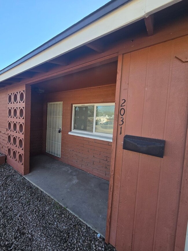 Building Photo - 2 Bed 1 Bath apartment