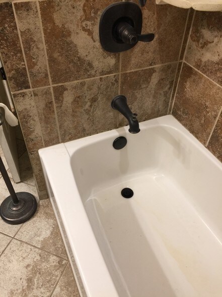 Bathroom tub - 23 E 6th St