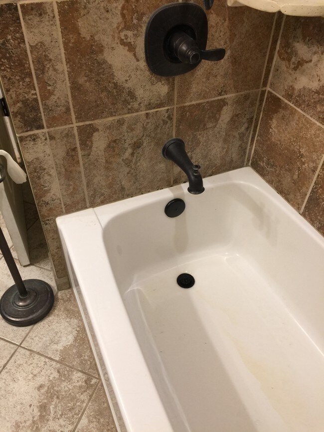 Bathroom tub - 23 E 6th St