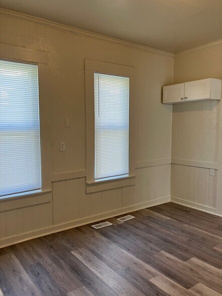 Building Photo - 915 W Macqueen Ave