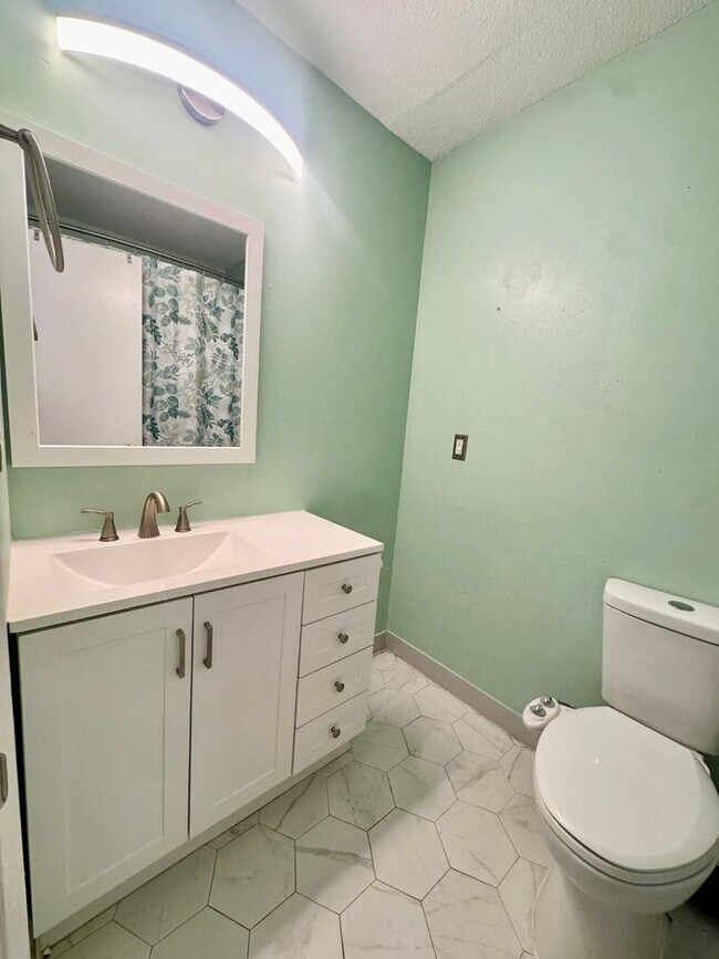 Building Photo - Spacious 3/2 Living in the Heart of Ocean Springs