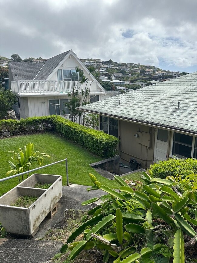 Building Photo - Spacious 2 bedrooms, 1 bath with parking