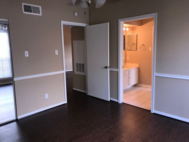 Building Photo - 2121 El Paseo St