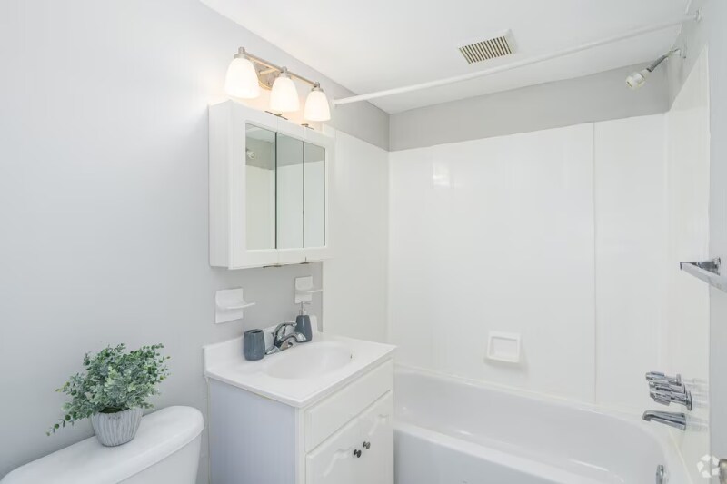 Building Photo - 630 W Fisher Ave