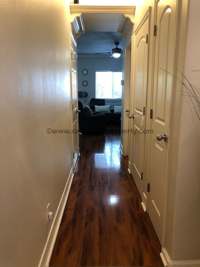 Building Photo - Beautiful Townhome in Wonderful Gated Comm...