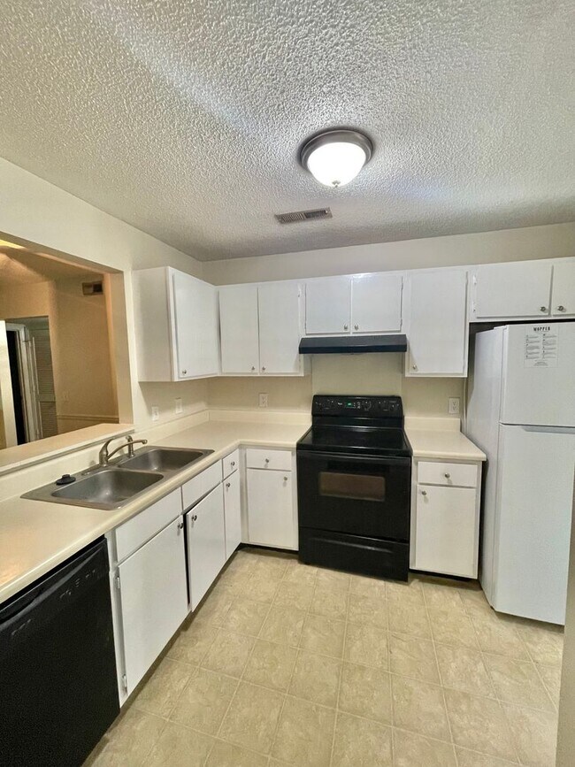 Building Photo - 104 Shoals Dr