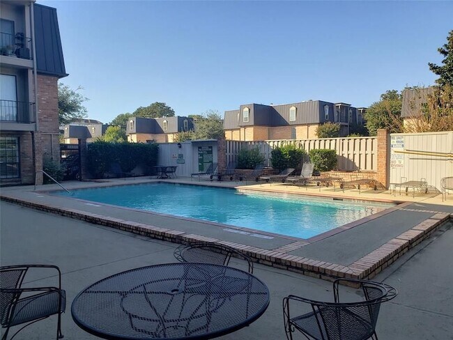 Building Photo - 2425 Underwood St