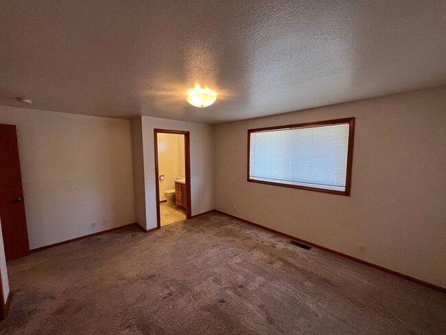 Building Photo - 2 Bedroom/ 2 Bathroom Duplex w/ Fully Fenc...