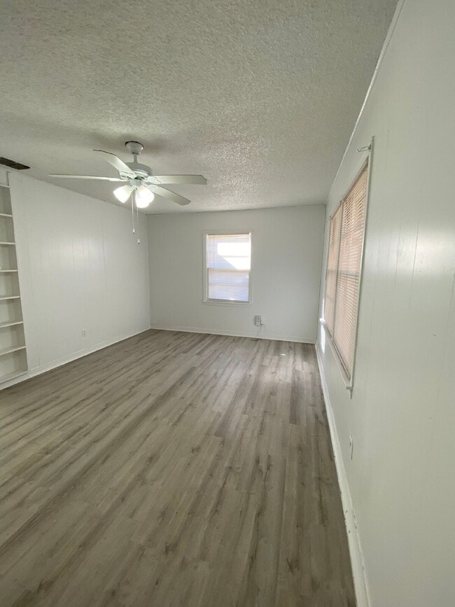 Building Photo - Pre-Leasing for Summer/Fall 2025