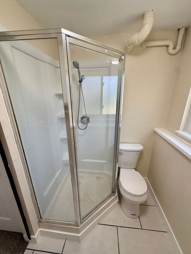 Building Photo - Great 3 bedroom 2 bath Home with Attached ...