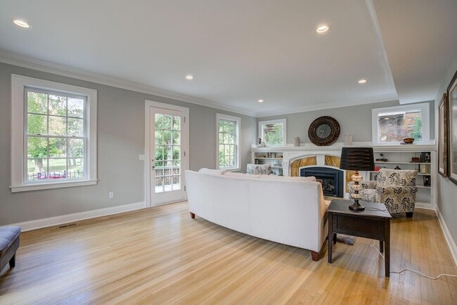 Building Photo - 2056 Summit Ave