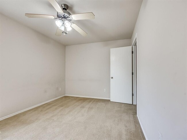 Building Photo - 609 E Linden Ln