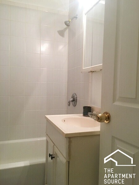 Building Photo - 918 Green Bay Rd