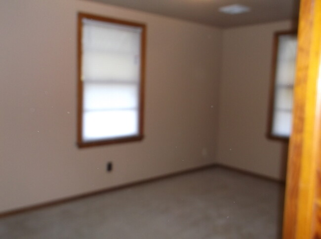 Building Photo - 16881 Beau-Kay Dr
