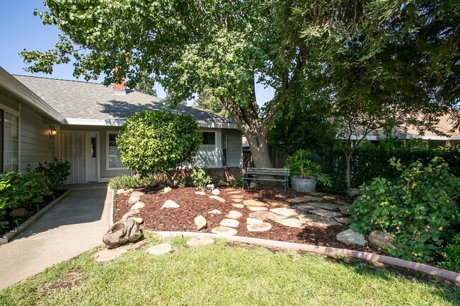 Building Photo - Gorgeous home with a 3 Car Garage!
