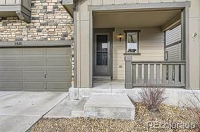 Building Photo - Spacious 3 bed 3 bath 2-story comfortable ...