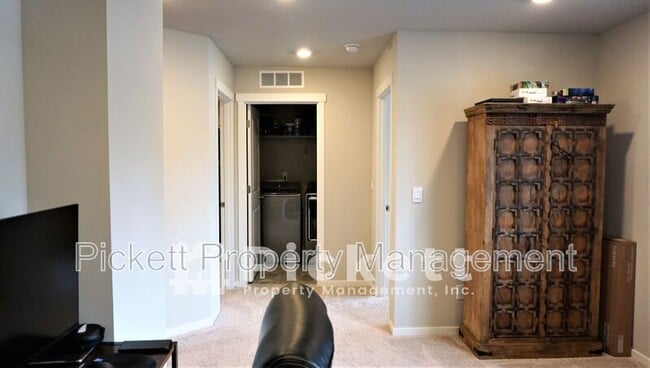 Building Photo - 6477 Hornet Cir NE
