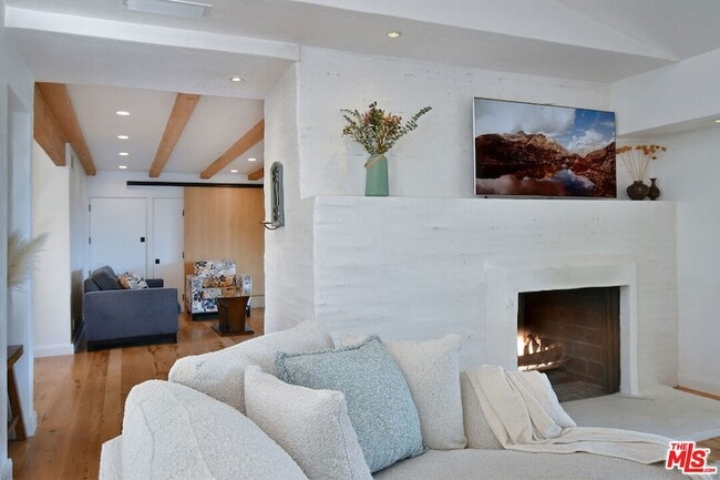 Building Photo - 2145 Linda Flora Dr