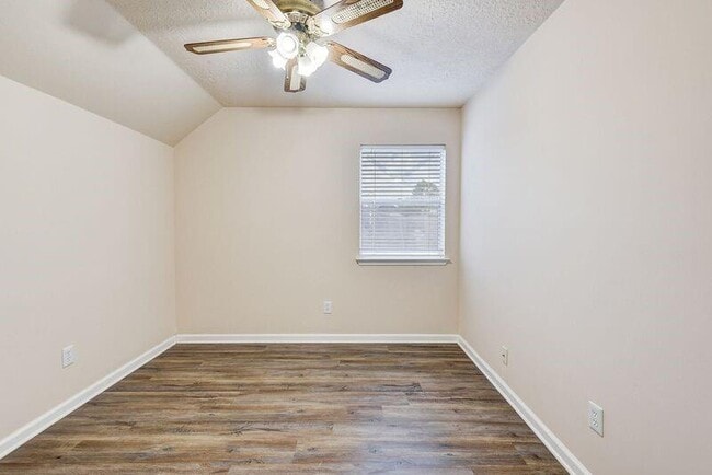 Building Photo - 2107 Collingsfield Dr