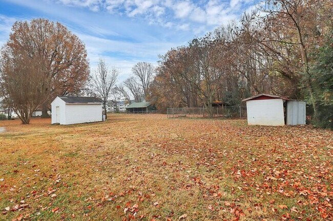 Building Photo - 3BD/1BA All Brick Ranch on One Acre!