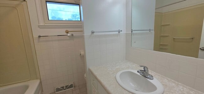 Building Photo - Beautiful 3 bedroom 2 bath! Southeast! $1295