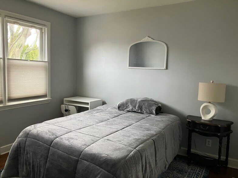 Full Size Bed - 417 Reef Rd