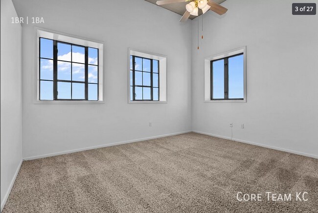 Building Photo - 320 W 7th St