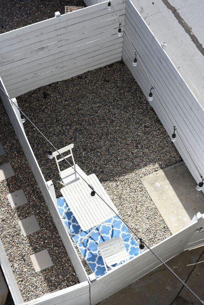 Building Photo - Charming Upper Floor 2 Bed / 1 Bath with Bonus Studio in a Prime Echo Park Location