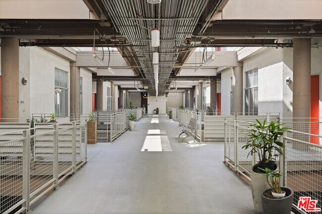 Building Photo - 1130 Flower St