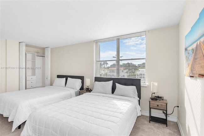 Building Photo - 9440 W Bay Harbor Dr
