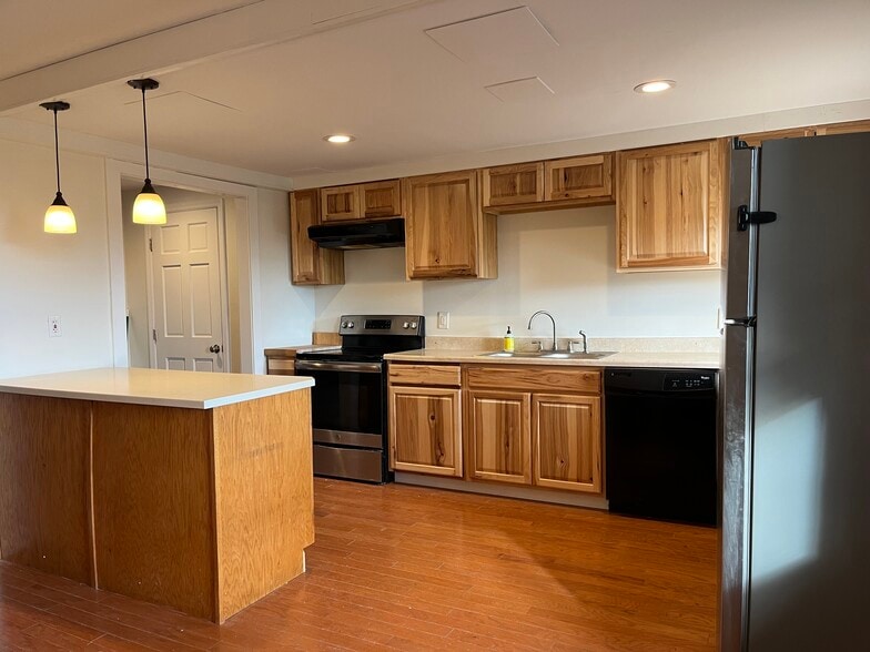 Building Photo - 851 Woods Hollow Rd