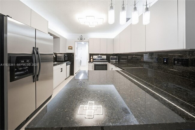 Building Photo - 300 NE 175th St