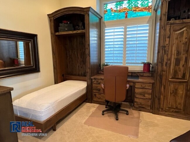 Building Photo - Fully Furnished Home