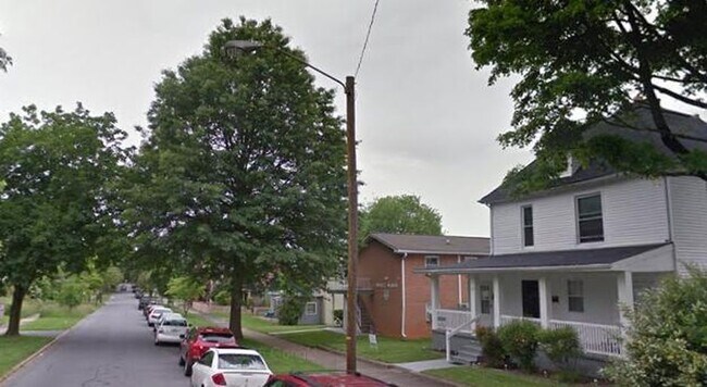 Building Photo - 306 W Maple St