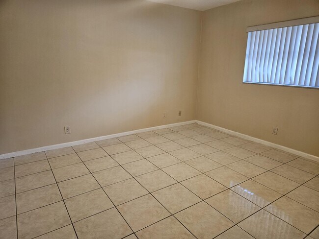 Building Photo - 7910 NW 70th Ct