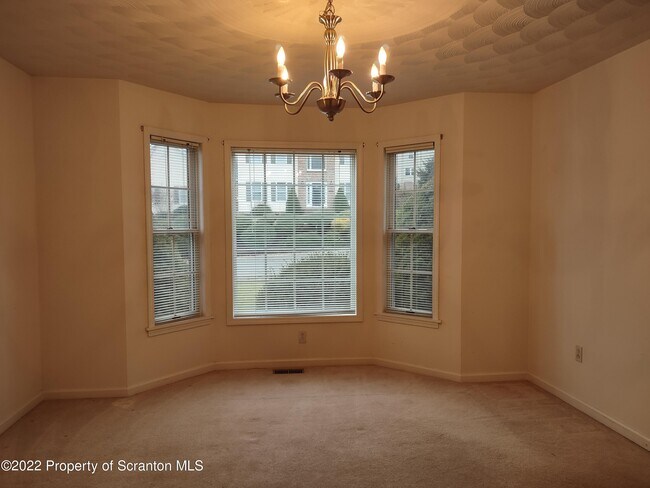 Building Photo - 1014 Fairfield Cir