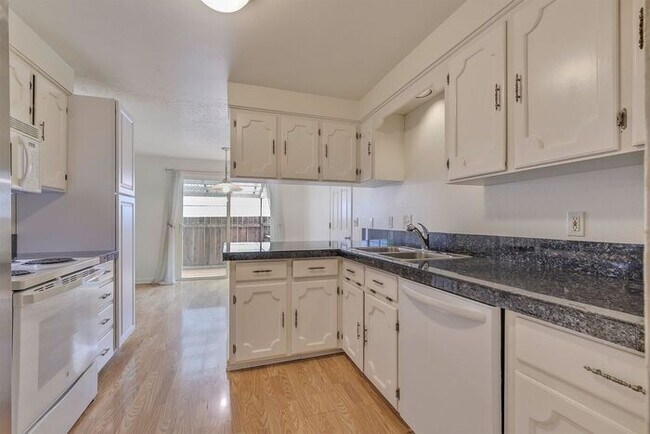 Building Photo - Freshly Updated 3-Bedroom Home with Fenced Backyard in Forest Grove!