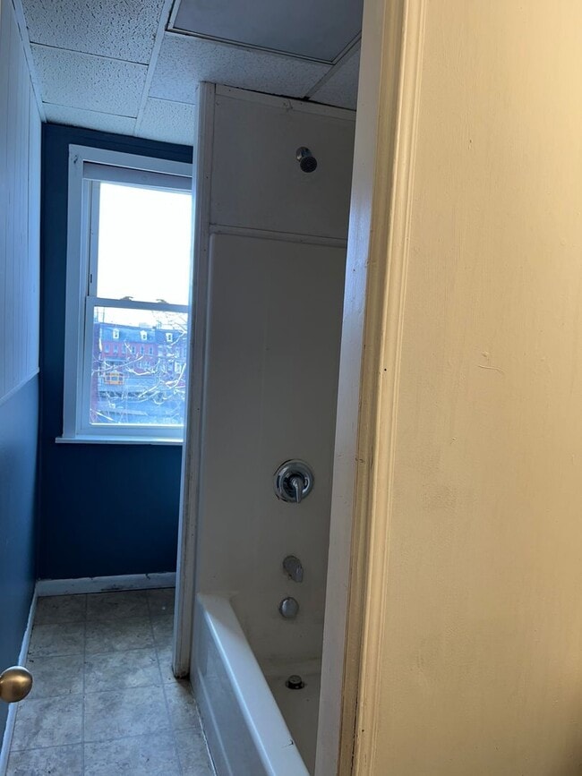 Building Photo - Large 4 Bedroom, 1 Bathroom in Columbia!