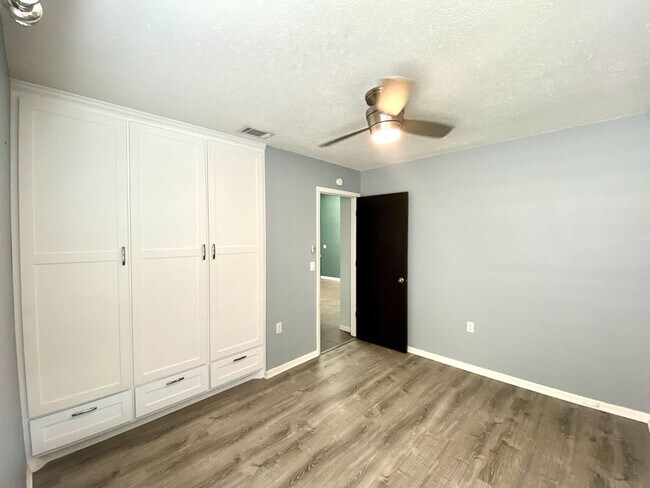 Building Photo - Modern Design 3 Bedroom 2 Bath, corner lot...