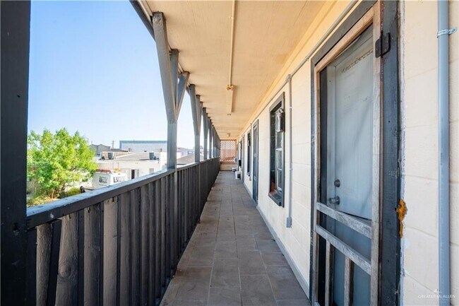 Building Photo - 130 N Texas Ave