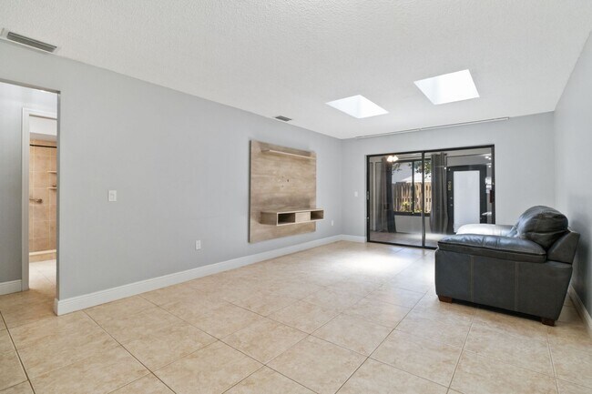 Building Photo - Beautiful Modern 2/1 Townhome in St. Cloud's Pine Lake Villas