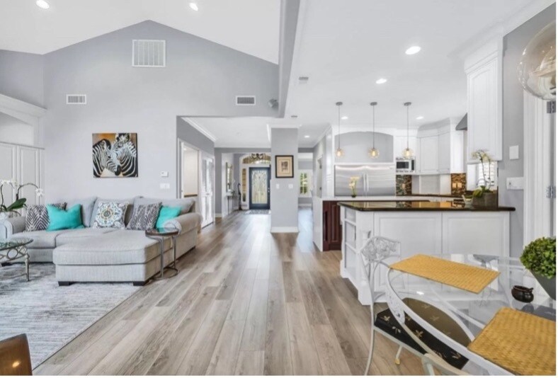 kitchen and vaulted ceiling - 9186 Quail Brook Cir