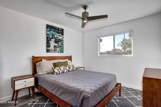 Building Photo - 7034 E Wilshire Dr