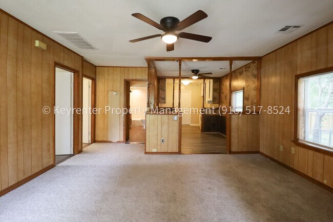 Building Photo - 2 Bed | 1 Bath | Large Backyard | $200 Move-in Special
