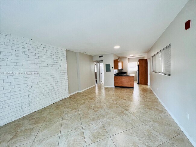 Building Photo - 946 Bay Dr