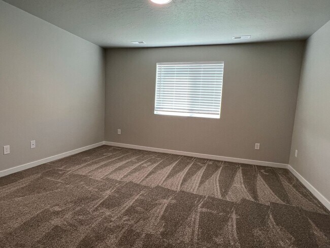 Building Photo - Newer 3 bed 2 bath with a home office just...